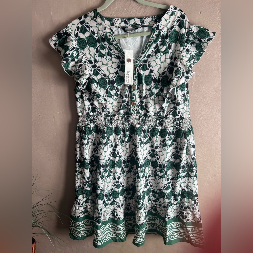 BloomChic Green and White Floral Button-Front Dress